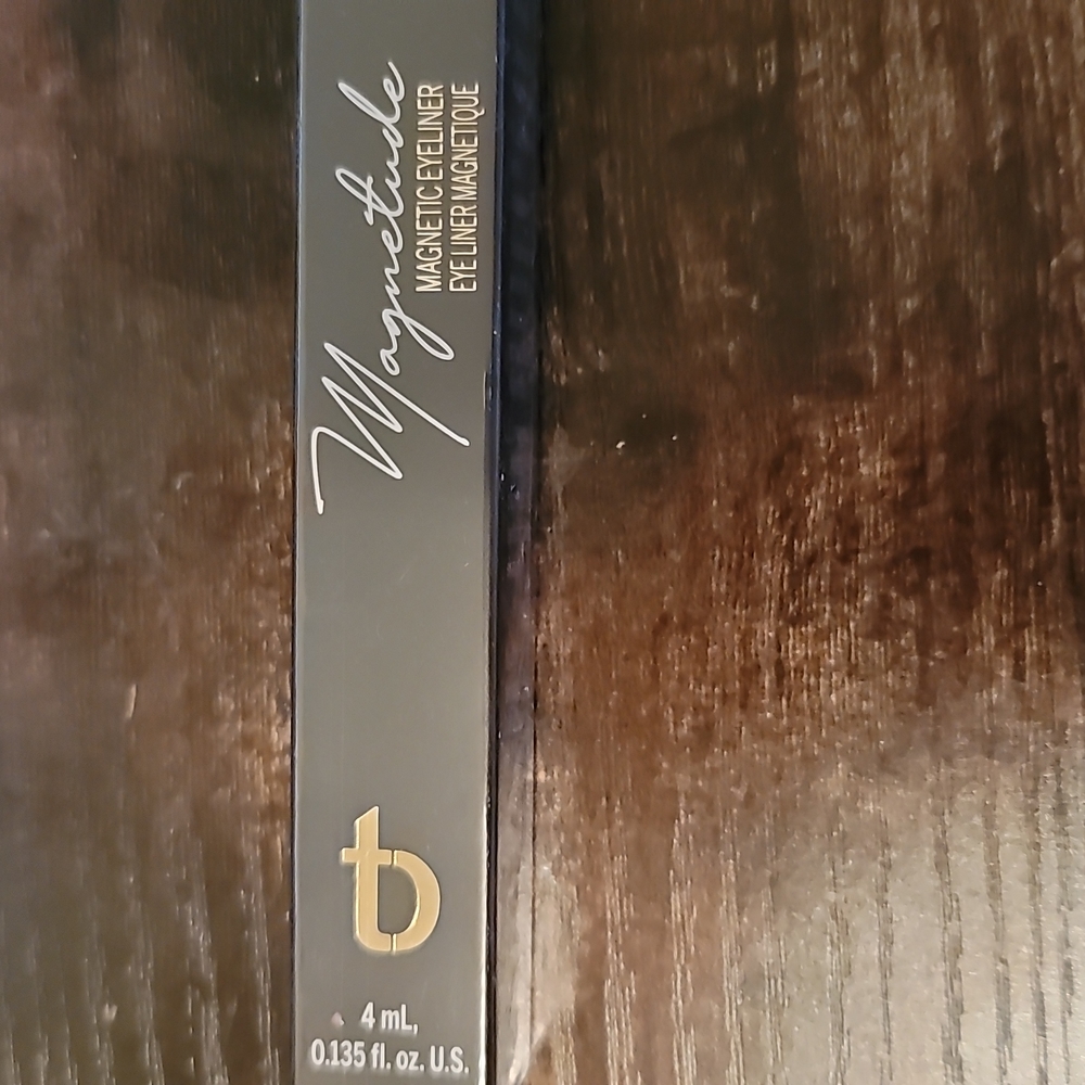 Magnetic black eyeliner